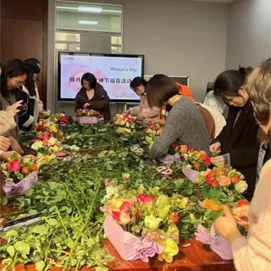 عقد جينشنغ حدث ترتيب للزهور في يوم 8 مارس